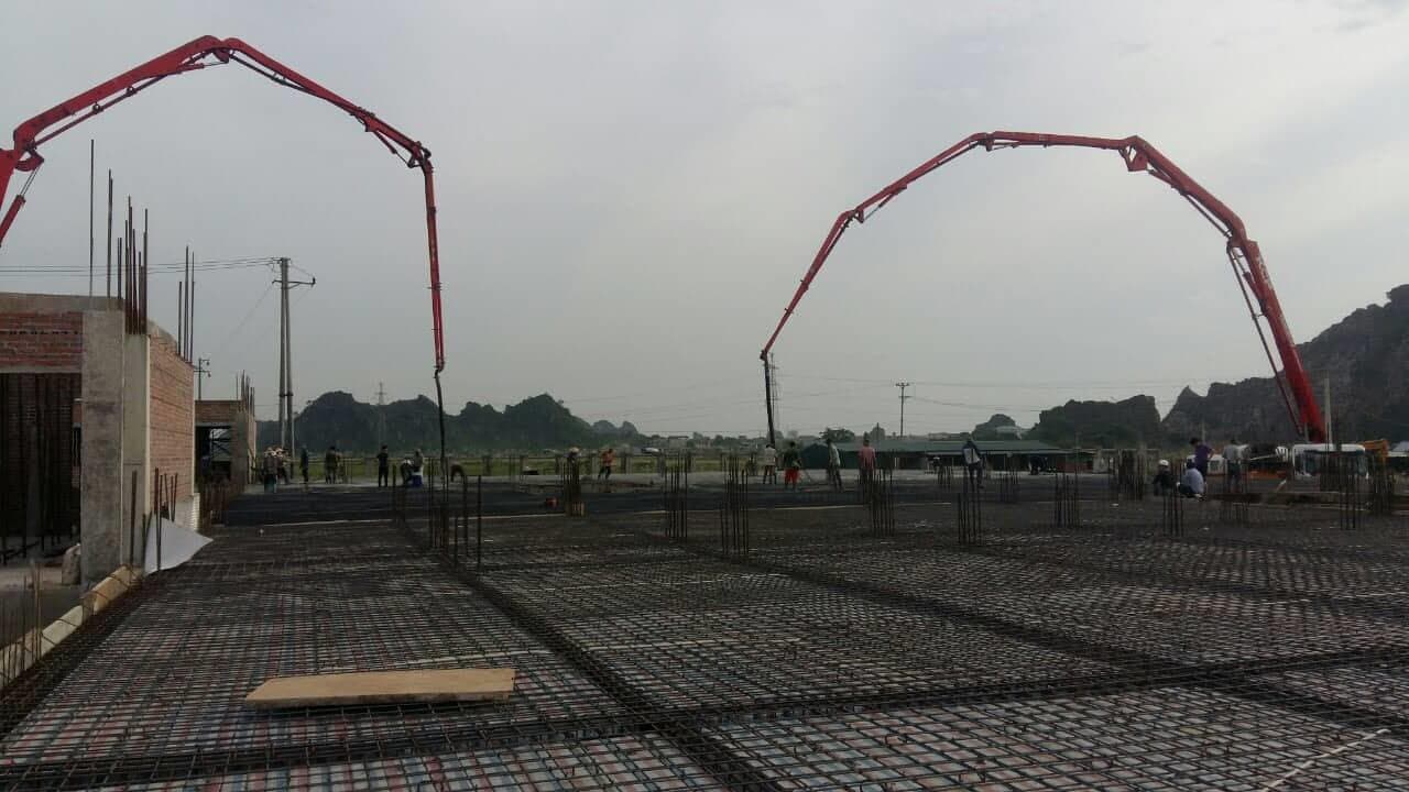 Hai xe bơm cần đổ sàn nhà xưởng